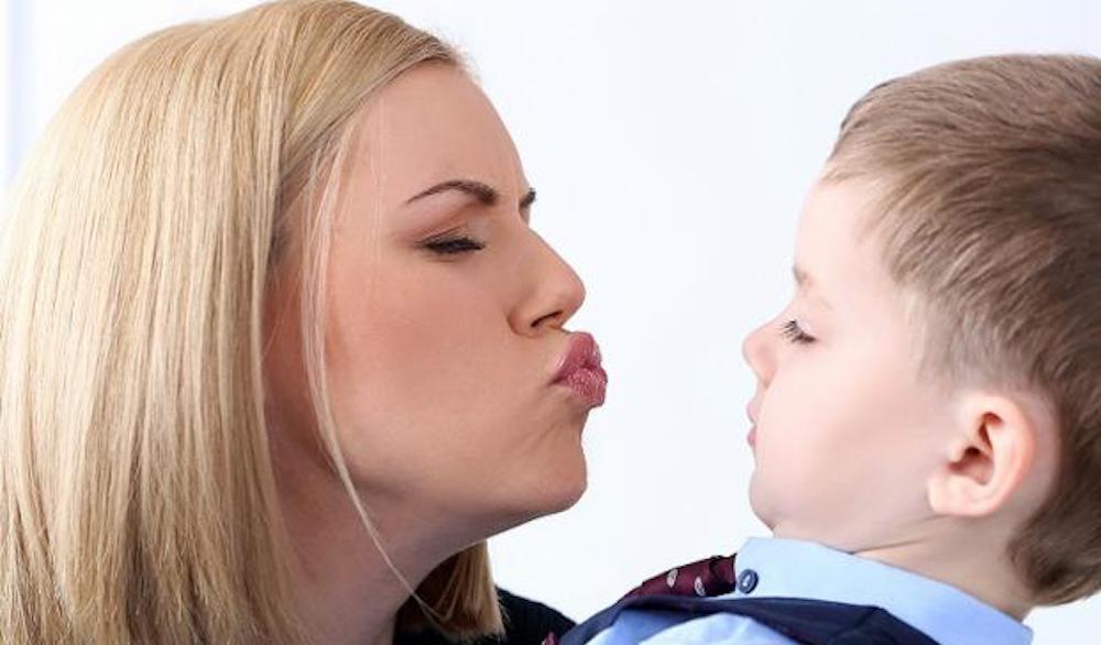¿Es correcto besar a los hijos en la boca? Los psicólogos responden